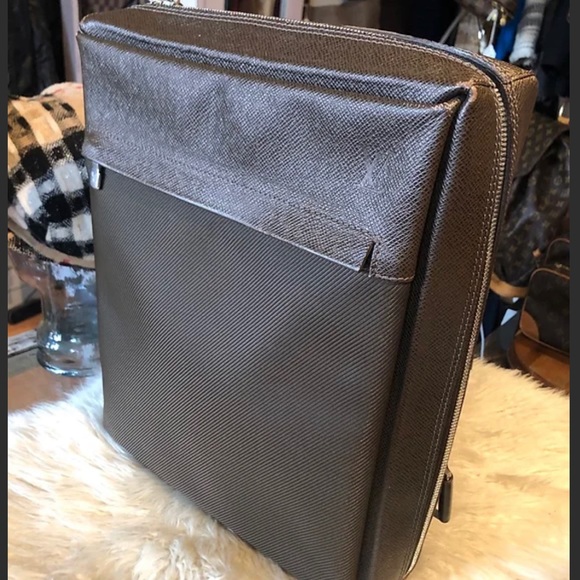 Authentic Men’s Louis Vuitton Taiga Satan (Large) - Picture 2 of 11